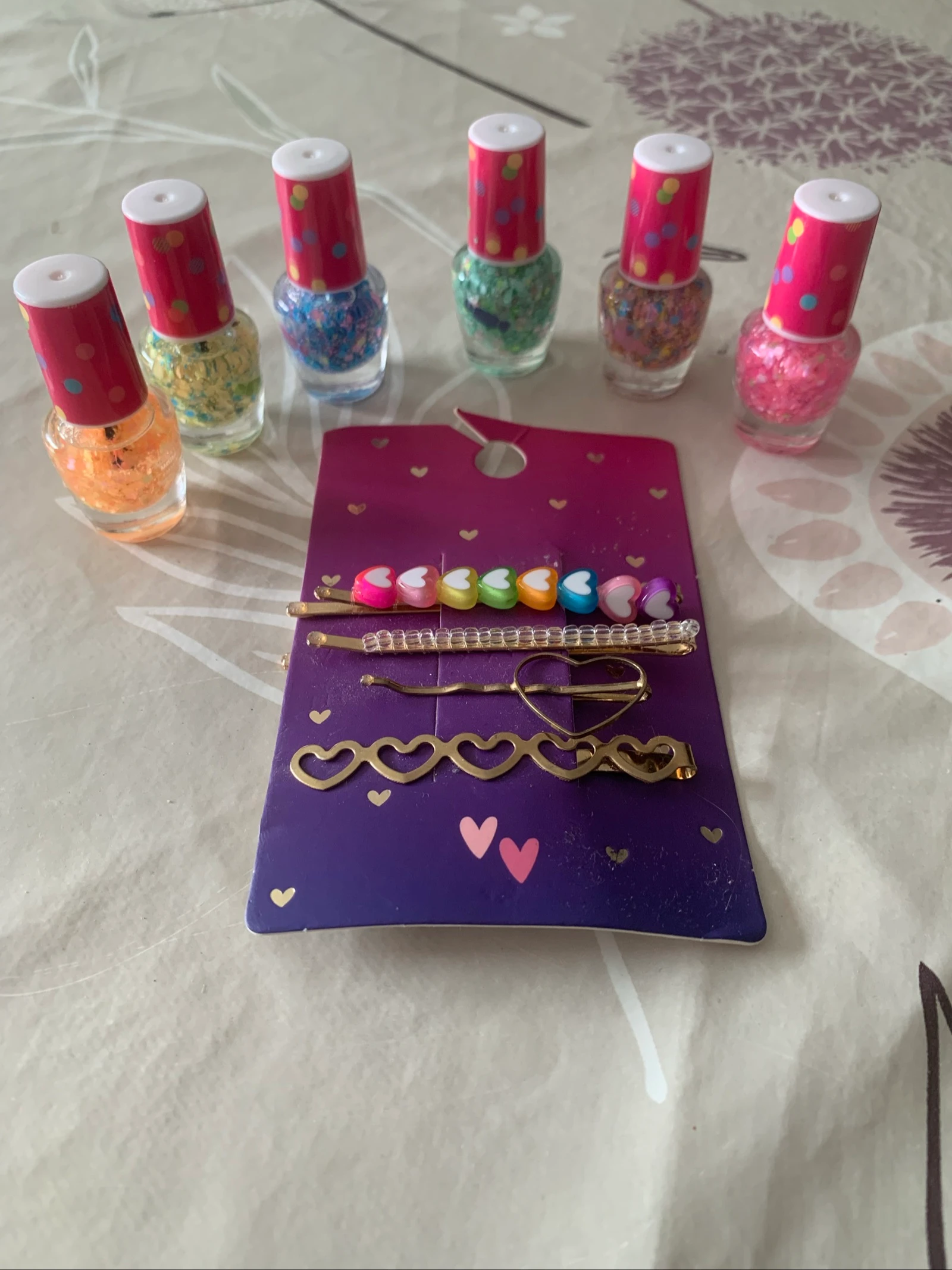 Lot neuf – 6 vernis pailletés + 4 barrettes fantaisie